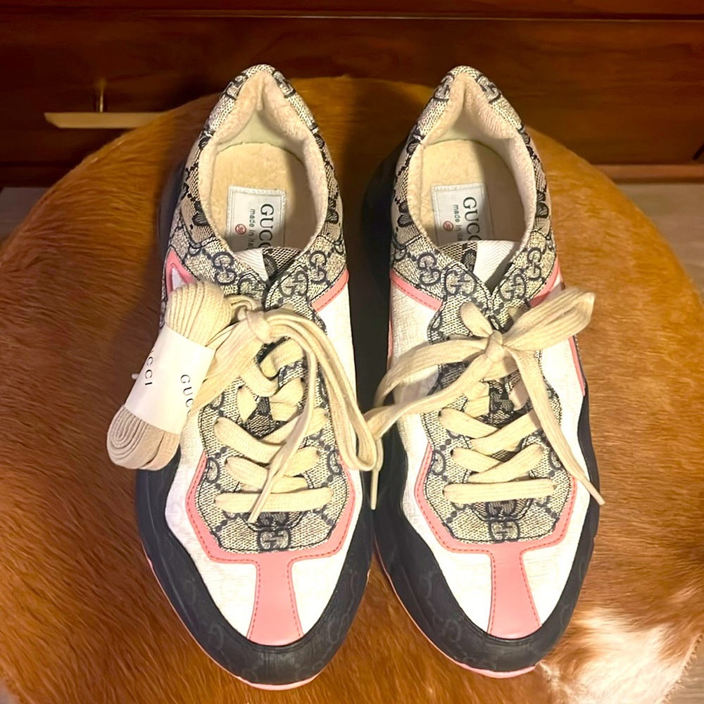 💯 AUTHENTIC GUCCI SNEAKER
WOMEN'S GG RHYTON SNEAKER | Style ‎692902 UIQ30 1061